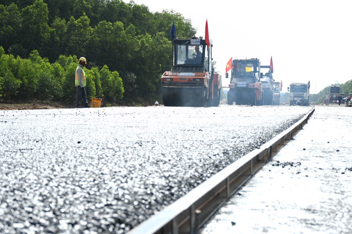 Cận cảnh trải thảm nhựa đầu tiên trên tuyến cao tốc Biên Hòa - Vũng Tàu- Ảnh 4. Cận cảnh trải thảm nhựa đầu tiên trên tuyến cao tốc Biên Hòa - Vũng Tàu- Ảnh 4.