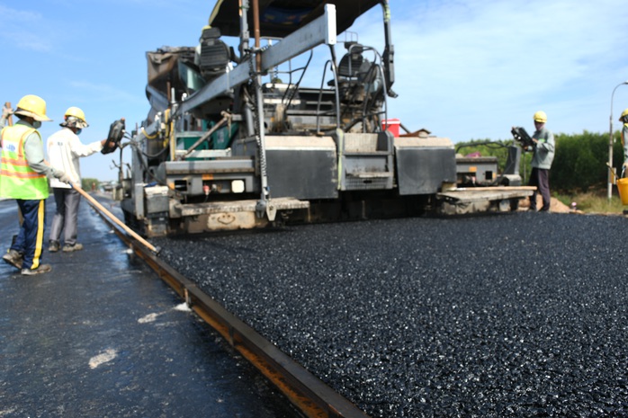 Cận cảnh trải thảm nhựa đầu tiên trên tuyến cao tốc Biên Hòa - Vũng Tàu- Ảnh 5. Cận cảnh trải thảm nhựa đầu tiên trên tuyến cao tốc Biên Hòa - Vũng Tàu- Ảnh 5.
