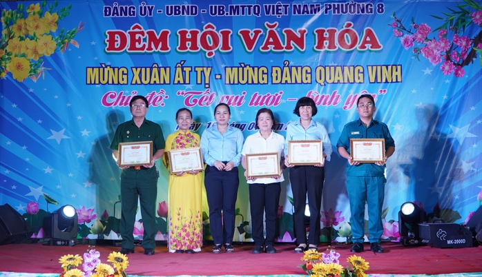 Người dân TP HCM làm mứt Tết, bánh tét trên hẻm vừa nâng cấp- Ảnh 2. Người dân TP HCM làm mứt Tết, bánh tét trên hẻm vừa nâng cấp- Ảnh 2.