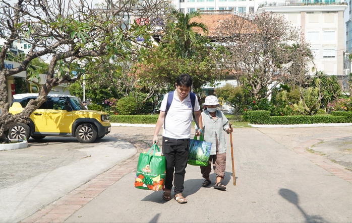 Trao 1.700 phần quà Tết cho người khuyết tật và trẻ mồ côi TP HCM- Ảnh 2. Trao 1.700 phần quà Tết cho người khuyết tật và trẻ mồ côi TP HCM- Ảnh 2.