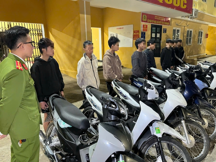 TP HCM: Hai tên cướp điện thoại té xe và bị tóm- Ảnh 3. TP HCM: Hai tên cướp điện thoại té xe và bị tóm- Ảnh 3.