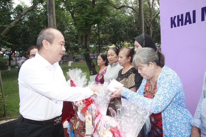 TP HCM khai mạc các hoạt động chăm lo Tết Ất Tỵ 2025- Ảnh 3. TP HCM khai mạc các hoạt động chăm lo Tết Ất Tỵ 2025- Ảnh 3.