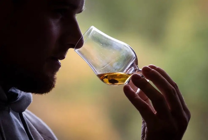 Để xác định nguồn gốc rượu whisky, chuyên gia sẽ đánh giá các nốt hương gỗ, khói, bơ hoặc caramel. Ảnh: Jane Barlow/PA Images/Alamy Để xác định nguồn gốc rượu whisky, chuyên gia sẽ đánh giá các nốt hương gỗ, khói, bơ hoặc caramel. Ảnh: Jane Barlow/PA Images/Alamy