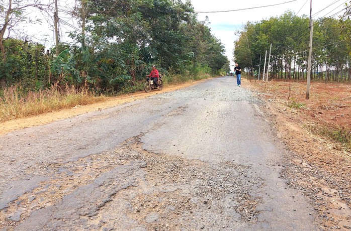 Gia Lai: Đường huyện chưa hết bảo hành đã hư hỏng, xuống cấp- Ảnh 1. Gia Lai: Đường huyện chưa hết bảo hành đã hư hỏng, xuống cấp- Ảnh 1.
