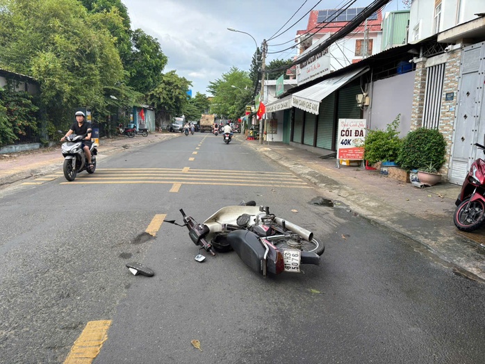 TP HCM: Hai tên cướp điện thoại té xe và bị tóm- Ảnh 1. TP HCM: Hai tên cướp điện thoại té xe và bị tóm- Ảnh 1.