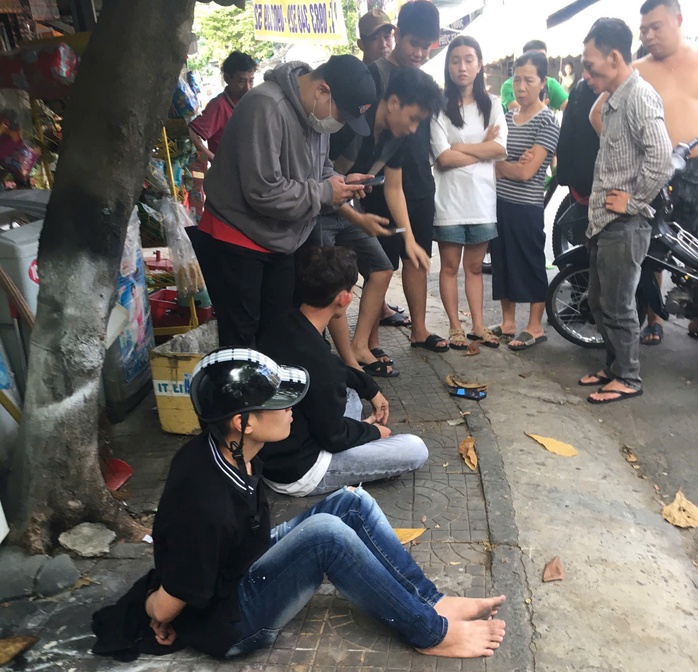 TP HCM: Hai tên cướp điện thoại té xe và bị tóm- Ảnh 2. TP HCM: Hai tên cướp điện thoại té xe và bị tóm- Ảnh 2.