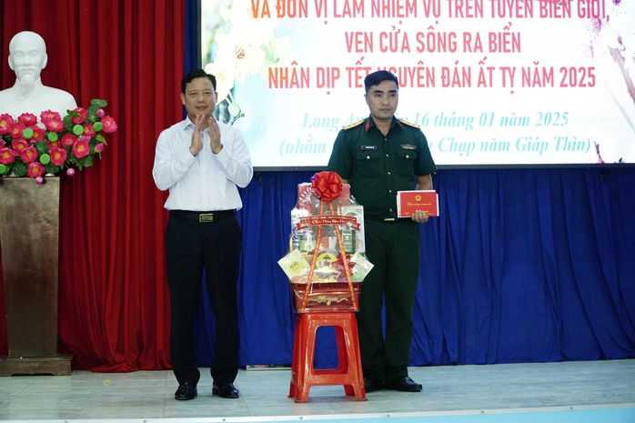 VIDEO: Tặng 200 suất hỗ trợ học bổng đến học sinh vùng biên Long An- Ảnh 10. VIDEO: Tặng 200 suất hỗ trợ học bổng đến học sinh vùng biên Long An- Ảnh 10.