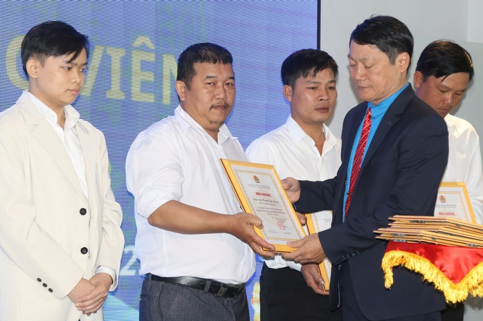 LĐLĐ Nha Trang: Biểu dương 24 đảng viên tiêu biểu- Ảnh 3. LĐLĐ Nha Trang: Biểu dương 24 đảng viên tiêu biểu- Ảnh 3.