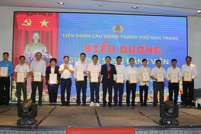 LĐLĐ Nha Trang: Biểu dương 24 đảng viên tiêu biểu- Ảnh 4. LĐLĐ Nha Trang: Biểu dương 24 đảng viên tiêu biểu- Ảnh 4.