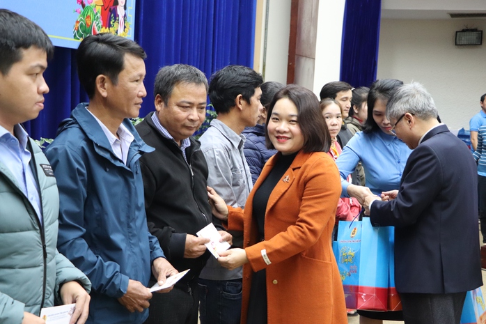 Gần 6,6 tỉ đồng tặng quà Tết cho người lao động tại Quảng Nam- Ảnh 2. Gần 6,6 tỉ đồng tặng quà Tết cho người lao động tại Quảng Nam- Ảnh 2.