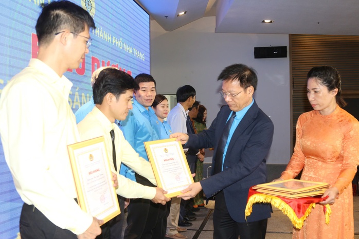 LĐLĐ Nha Trang: Biểu dương 24 đảng viên tiêu biểu- Ảnh 1. LĐLĐ Nha Trang: Biểu dương 24 đảng viên tiêu biểu- Ảnh 1.