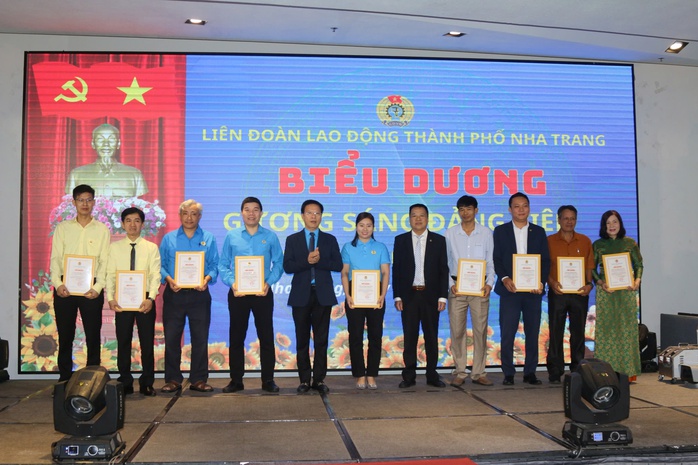 LĐLĐ Nha Trang: Biểu dương 24 đảng viên tiêu biểu- Ảnh 2. LĐLĐ Nha Trang: Biểu dương 24 đảng viên tiêu biểu- Ảnh 2.
