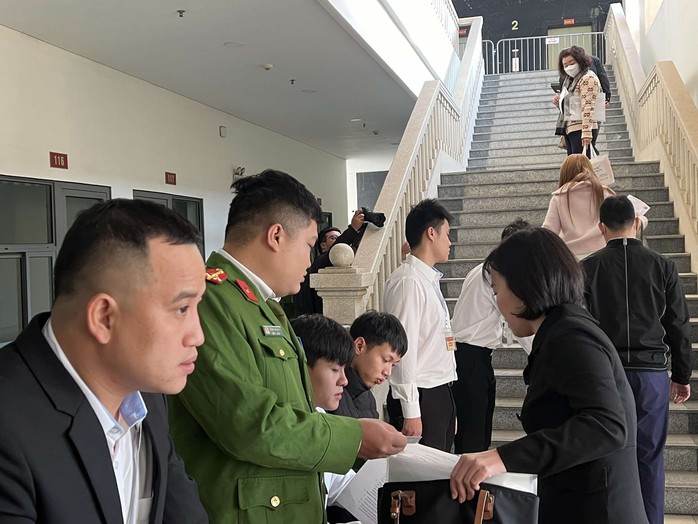 Hình ảnh các bị cáo đến tòa xử cựu bộ trưởng Mai Tiến Dũng và các đồng phạm trong vụ án Đại Ninh- Ảnh 5. Hình ảnh các bị cáo đến tòa xử cựu bộ trưởng Mai Tiến Dũng và các đồng phạm trong vụ án Đại Ninh- Ảnh 5.