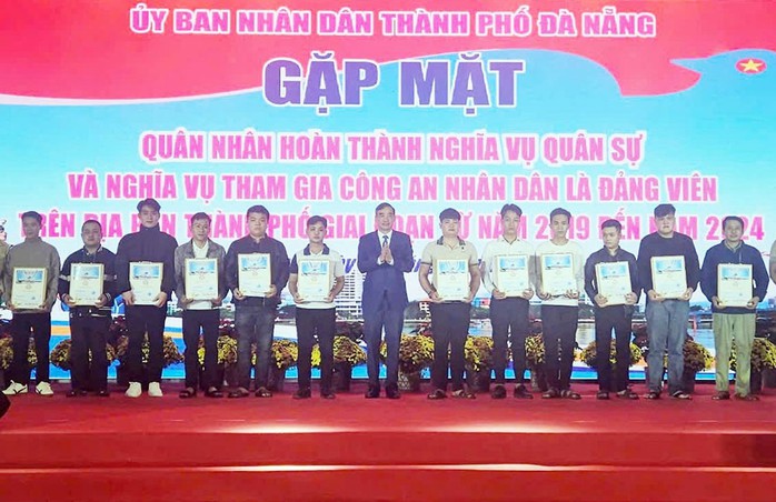 Chủ tịch UBND TP Đà Nẵng Lê Trung Chinh trao quà tặng quân nhân hoàn thành nghĩa vụ quân sự, nghĩa vụ công an là đảng viên Chủ tịch UBND TP Đà Nẵng Lê Trung Chinh trao quà tặng quân nhân hoàn thành nghĩa vụ quân sự, nghĩa vụ công an là đảng viên