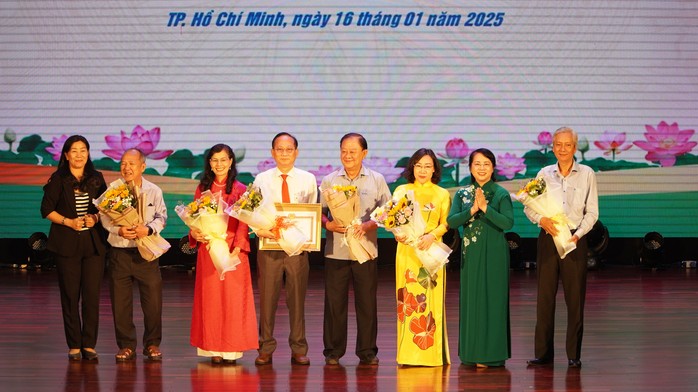 Hành trình 18 năm tạo dấu ấn và hình ảnh của Đảng bộ Khối Dân - Chính - Đảng TP HCM- Ảnh 4. Hành trình 18 năm tạo dấu ấn và hình ảnh của Đảng bộ Khối Dân - Chính - Đảng TP HCM- Ảnh 4.