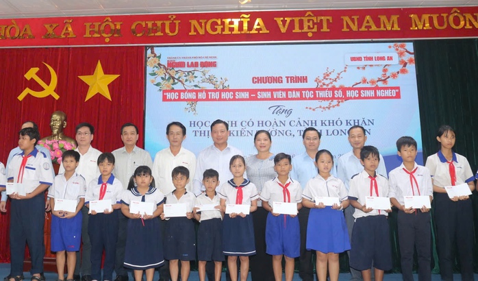 VIDEO: Tặng 200 suất hỗ trợ học bổng đến học sinh vùng biên Long An- Ảnh 6. VIDEO: Tặng 200 suất hỗ trợ học bổng đến học sinh vùng biên Long An- Ảnh 6.