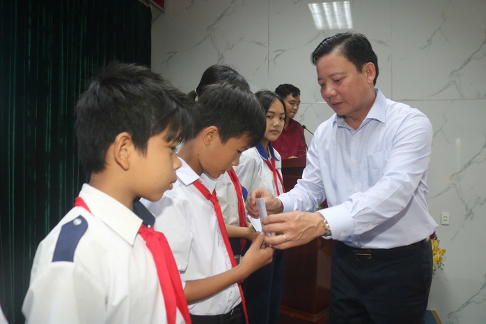VIDEO: Tặng 200 suất hỗ trợ học bổng đến học sinh vùng biên Long An- Ảnh 2. VIDEO: Tặng 200 suất hỗ trợ học bổng đến học sinh vùng biên Long An- Ảnh 2.
