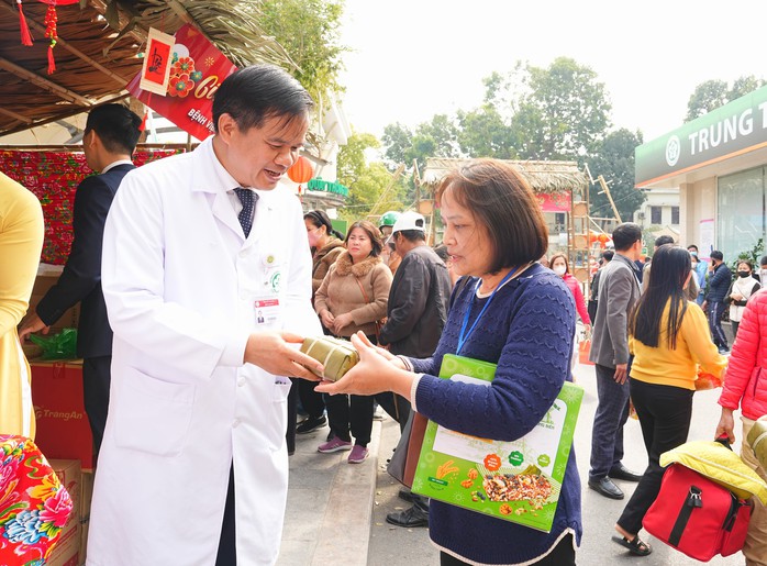 Xúc động phiên chợ Tết giữa TP HCM và Hà Nội, "người mua và người bán" đều đặc biệt - Ảnh 7. Xúc động phiên chợ Tết giữa TP HCM và Hà Nội, "người mua và người bán" đều đặc biệt - Ảnh 7.