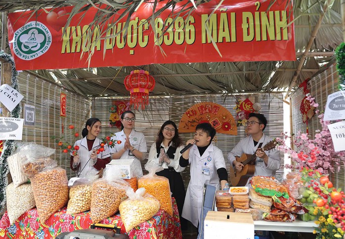 Xúc động phiên chợ Tết giữa TP HCM và Hà Nội, "người mua và người bán" đều đặc biệt - Ảnh 5. Xúc động phiên chợ Tết giữa TP HCM và Hà Nội, "người mua và người bán" đều đặc biệt - Ảnh 5.