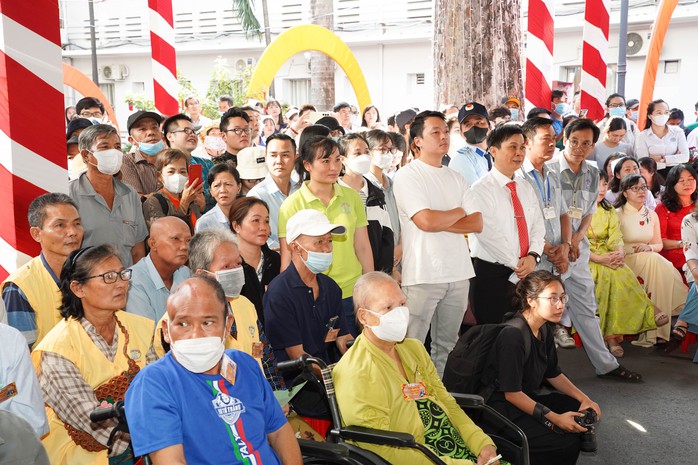 Có một đường hoa đẹp bên trong Bệnh viện Chợ Rẫy- Ảnh 1. Có một đường hoa đẹp bên trong Bệnh viện Chợ Rẫy- Ảnh 1.