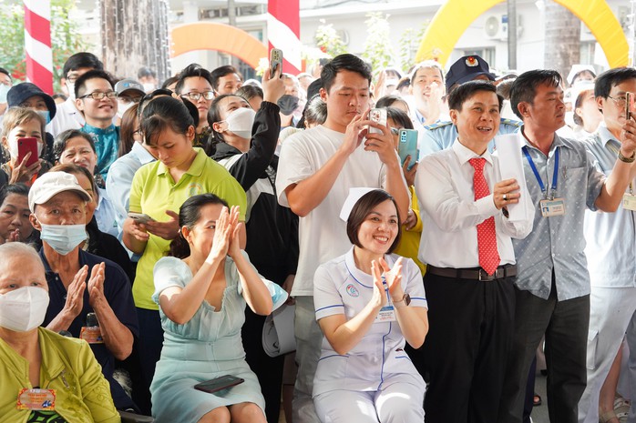 Có một đường hoa đẹp bên trong Bệnh viện Chợ Rẫy- Ảnh 2. Có một đường hoa đẹp bên trong Bệnh viện Chợ Rẫy- Ảnh 2.