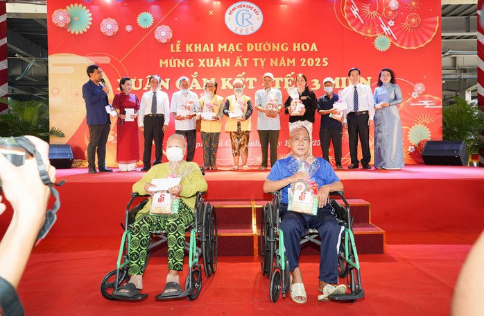 Có một đường hoa đẹp bên trong Bệnh viện Chợ Rẫy- Ảnh 3. Có một đường hoa đẹp bên trong Bệnh viện Chợ Rẫy- Ảnh 3.