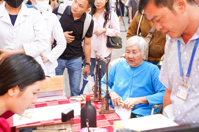 Có một đường hoa đẹp bên trong Bệnh viện Chợ Rẫy- Ảnh 11. Có một đường hoa đẹp bên trong Bệnh viện Chợ Rẫy- Ảnh 11.