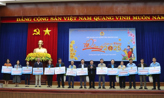 Gần 6,6 tỉ đồng tặng quà Tết cho người lao động tại Quảng Nam- Ảnh 5. Gần 6,6 tỉ đồng tặng quà Tết cho người lao động tại Quảng Nam- Ảnh 5.