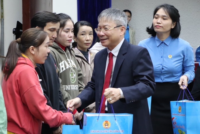 Gần 6,6 tỉ đồng tặng quà Tết cho người lao động tại Quảng Nam- Ảnh 1. Gần 6,6 tỉ đồng tặng quà Tết cho người lao động tại Quảng Nam- Ảnh 1.