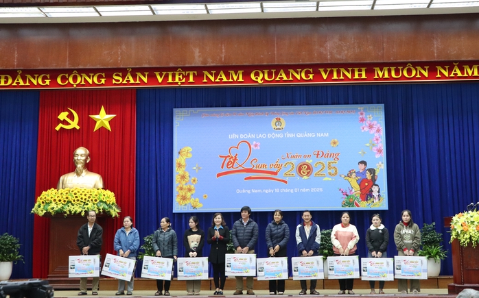 Gần 6,6 tỉ đồng tặng quà Tết cho người lao động tại Quảng Nam- Ảnh 6. Gần 6,6 tỉ đồng tặng quà Tết cho người lao động tại Quảng Nam- Ảnh 6.