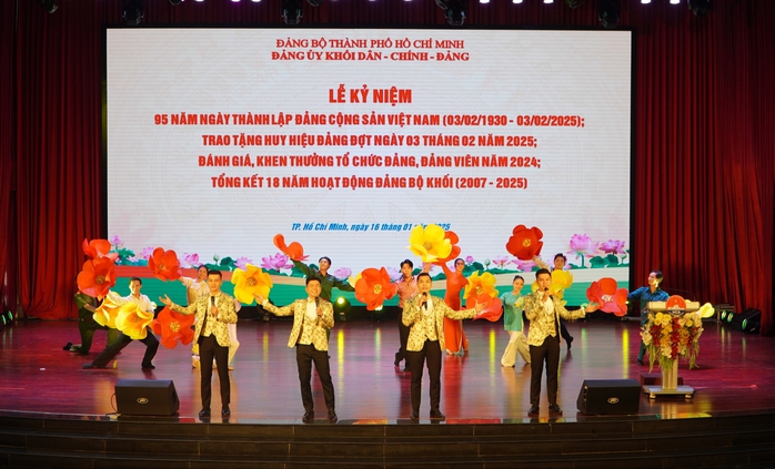 Hành trình 18 năm tạo dấu ấn và hình ảnh của Đảng bộ Khối Dân - Chính - Đảng TP HCM- Ảnh 6. Hành trình 18 năm tạo dấu ấn và hình ảnh của Đảng bộ Khối Dân - Chính - Đảng TP HCM- Ảnh 6.