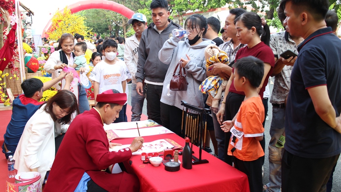 Dự tiệc tất niên, nam công nhân bất ngờ trúng thưởng xe gắn máy- Ảnh 3. Dự tiệc tất niên, nam công nhân bất ngờ trúng thưởng xe gắn máy- Ảnh 3.