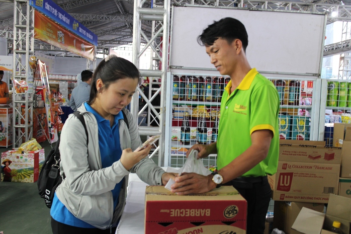 Công nhân hào hứng trải nghiệm mua sắm không dùng tiền mặt- Ảnh 1. Công nhân hào hứng trải nghiệm mua sắm không dùng tiền mặt- Ảnh 1.