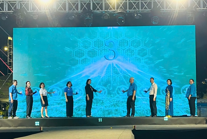 Công nhân hào hứng trải nghiệm mua sắm không dùng tiền mặt- Ảnh 4. Công nhân hào hứng trải nghiệm mua sắm không dùng tiền mặt- Ảnh 4.