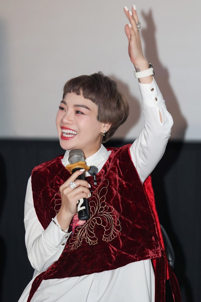"Chuồn chuồn ớt" Ngọc Khuê bước vào cuộc “Dạo chơi” tốn kém- Ảnh 1. "Chuồn chuồn ớt" Ngọc Khuê bước vào cuộc “Dạo chơi” tốn kém- Ảnh 1.