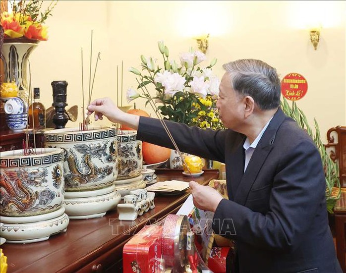 Tổng Bí thư Tô Lâm thắp hương tưởng niệm các nguyên lãnh đạo Đảng, Nhà nước- Ảnh 4. Tổng Bí thư Tô Lâm thắp hương tưởng niệm các nguyên lãnh đạo Đảng, Nhà nước- Ảnh 4.
