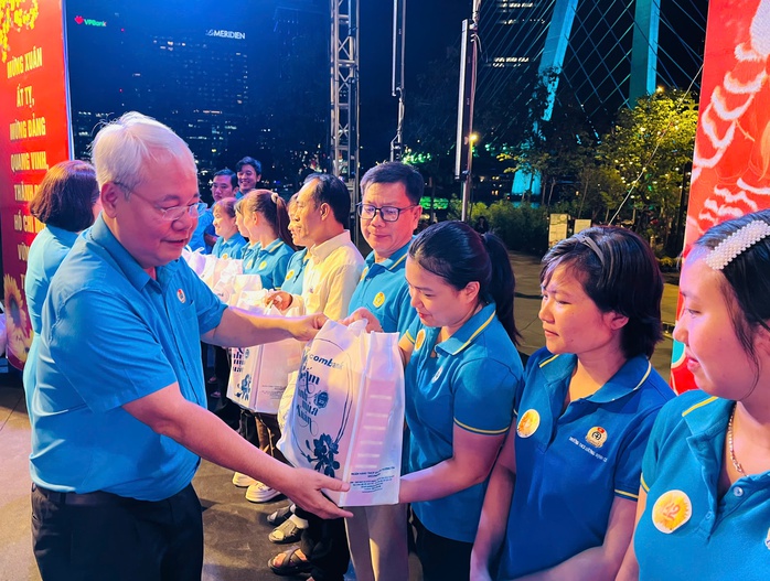 Công nhân hào hứng trải nghiệm mua sắm không dùng tiền mặt- Ảnh 3. Công nhân hào hứng trải nghiệm mua sắm không dùng tiền mặt- Ảnh 3.