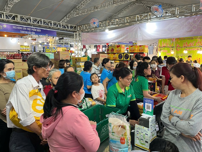 Công nhân hào hứng trải nghiệm mua sắm không dùng tiền mặt- Ảnh 2. Công nhân hào hứng trải nghiệm mua sắm không dùng tiền mặt- Ảnh 2.