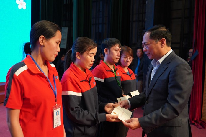 Phó Thủ tướng Bùi Thanh Sơn dự Tết sum vầy cùng công nhân- Ảnh 1. Phó Thủ tướng Bùi Thanh Sơn dự Tết sum vầy cùng công nhân- Ảnh 1.