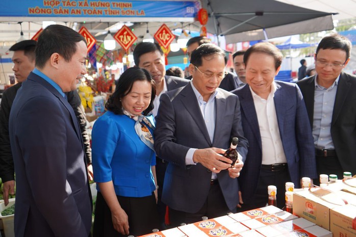 Phó Thủ tướng Bùi Thanh Sơn dự Tết sum vầy cùng công nhân- Ảnh 2. Phó Thủ tướng Bùi Thanh Sơn dự Tết sum vầy cùng công nhân- Ảnh 2.