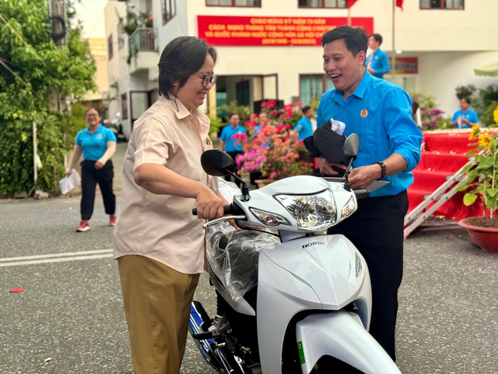 Dự tiệc tất niên, nam công nhân bất ngờ trúng thưởng xe gắn máy- Ảnh 1. Dự tiệc tất niên, nam công nhân bất ngờ trúng thưởng xe gắn máy- Ảnh 1.