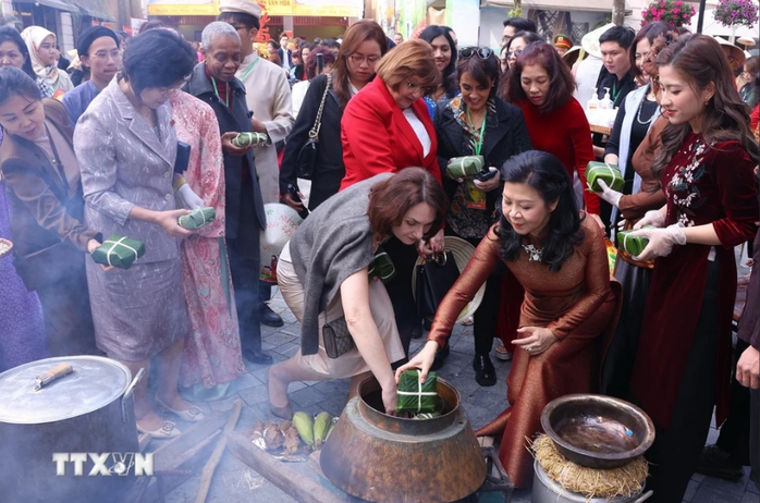 Phu nhân Tổng Bí thư Tô Lâm và các nữ Đại sứ trổ tài gói bánh chưng- Ảnh 3. Phu nhân Tổng Bí thư Tô Lâm và các nữ Đại sứ trổ tài gói bánh chưng- Ảnh 3.