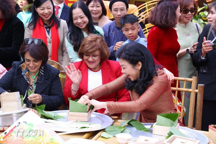 Phu nhân Tổng Bí thư Tô Lâm và các nữ Đại sứ trổ tài gói bánh chưng- Ảnh 1. Phu nhân Tổng Bí thư Tô Lâm và các nữ Đại sứ trổ tài gói bánh chưng- Ảnh 1.