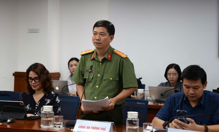 Công an TP HCM: Vượt đèn đỏ để nhường đường cho xe ưu tiên không bị xử phạt- Ảnh 1. Công an TP HCM: Vượt đèn đỏ để nhường đường cho xe ưu tiên không bị xử phạt- Ảnh 1.