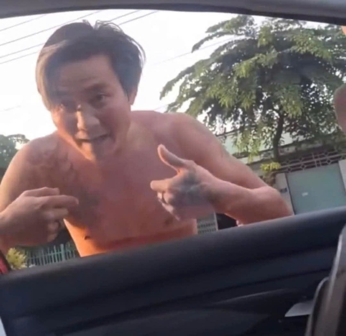 Bắt tạm giam người đàn ông chặn xe taxi và "cố ý kiếm chuyện" ở Bình Dương - Ảnh 2. Bắt tạm giam người đàn ông chặn xe taxi và "cố ý kiếm chuyện" ở Bình Dương - Ảnh 2.