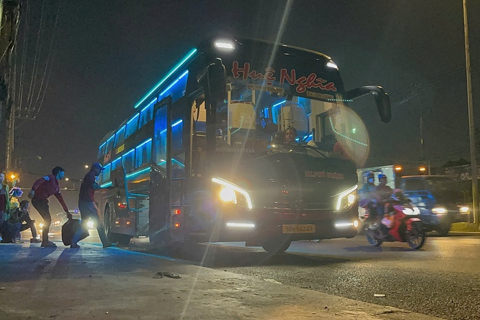 Cận cảnh những điểm "xe dù, bến cóc" cần xử lý trên Quốc lộ 1- Ảnh 6. Cận cảnh những điểm "xe dù, bến cóc" cần xử lý trên Quốc lộ 1- Ảnh 6.