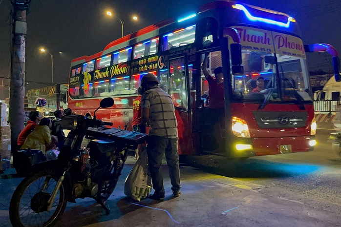 Cận cảnh những điểm "xe dù, bến cóc" cần xử lý trên Quốc lộ 1- Ảnh 5. Cận cảnh những điểm "xe dù, bến cóc" cần xử lý trên Quốc lộ 1- Ảnh 5.