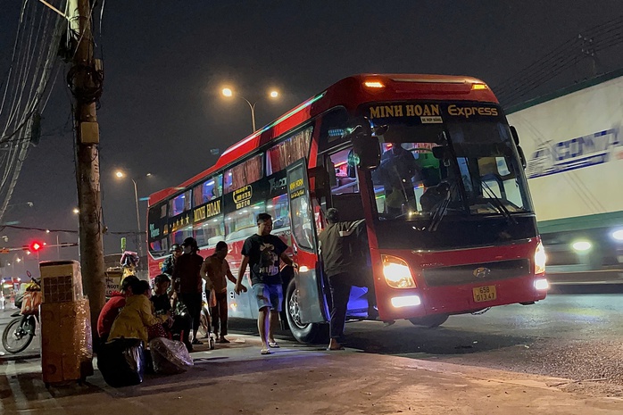 Cận cảnh những điểm "xe dù, bến cóc" cần xử lý trên Quốc lộ 1- Ảnh 2. Cận cảnh những điểm "xe dù, bến cóc" cần xử lý trên Quốc lộ 1- Ảnh 2.