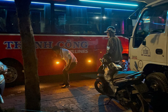 Cận cảnh những điểm "xe dù, bến cóc" cần xử lý trên Quốc lộ 1- Ảnh 7. Cận cảnh những điểm "xe dù, bến cóc" cần xử lý trên Quốc lộ 1- Ảnh 7.