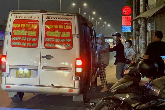 Cận cảnh những điểm "xe dù, bến cóc" cần xử lý trên Quốc lộ 1- Ảnh 3. Cận cảnh những điểm "xe dù, bến cóc" cần xử lý trên Quốc lộ 1- Ảnh 3.